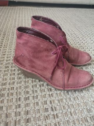 Botines Clarks de cuña rojos