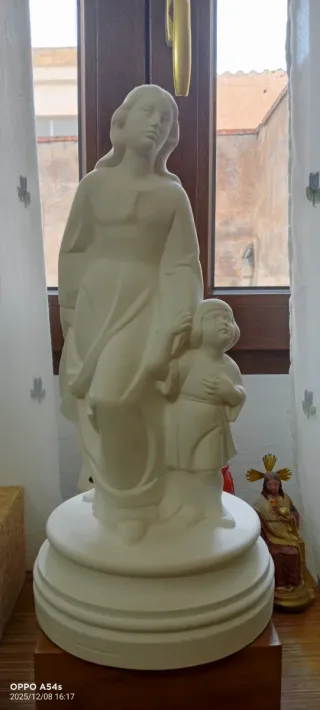 Escultura de una madre e hijo en escayola