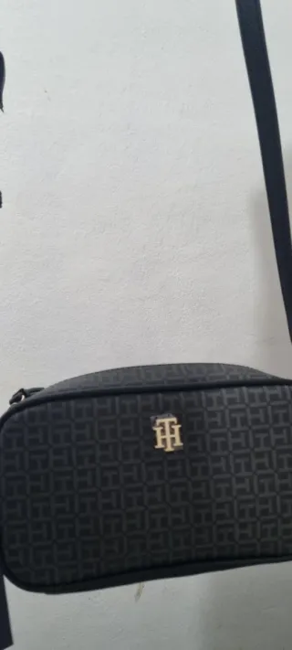 Bolso bandolera Tommy Hilfiger negro y dorado