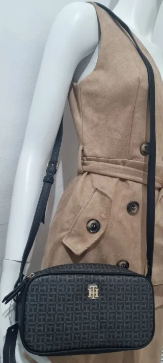 Bolso bandolera Tommy Hilfiger negro y dorado