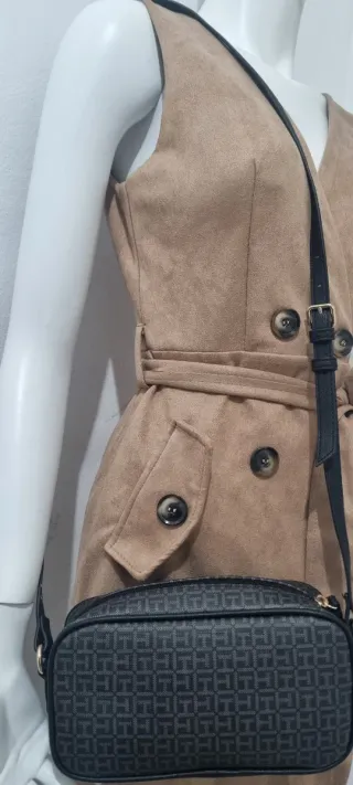 Bolso bandolera Tommy Hilfiger negro y dorado