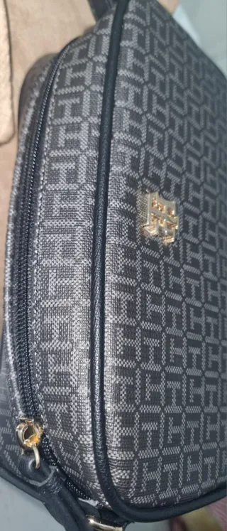 Bolso bandolera Tommy Hilfiger negro y dorado