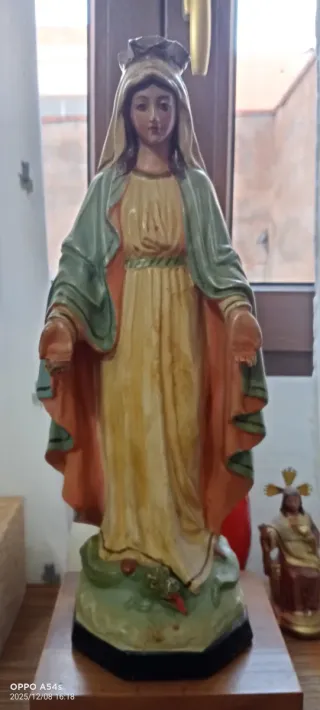 Virgen de la Medalla Milagrosa en cerámica