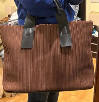 Bolso de mano marrón con textura