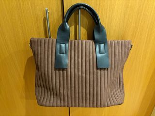 Bolso de mano marrón con textura