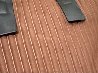 Bolso de mano marrón con textura