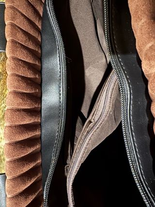 Bolso de mano marrón con textura