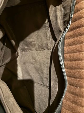 Bolso de mano marrón con textura