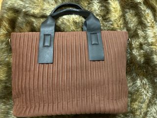 Bolso de mano marrón con textura