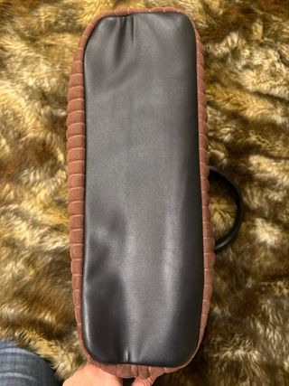 Bolso de mano marrón con textura