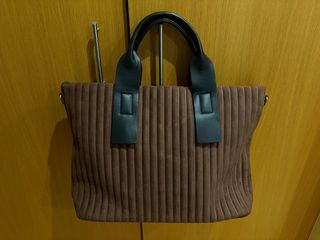 Bolso de mano marrón con textura