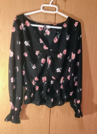 Camisa H&M flores negra y rosa