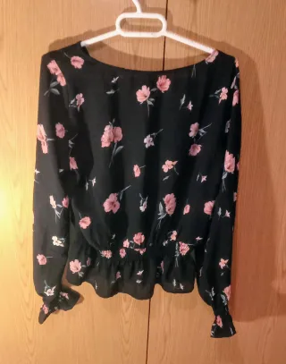 Camisa H&M flores negra y rosa