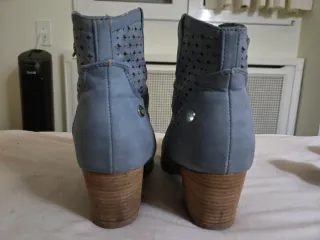 Botines XTI Azules con Diseño Calado