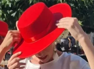 Sombrero Flamenco Rojo con Flores y Peineta