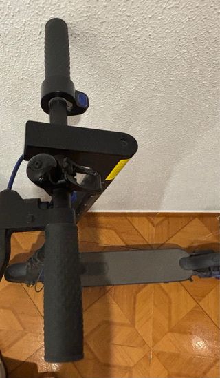 Patinete eléctrico con cargador y rueda de repuest