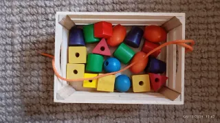 Juego de enhebrar formas de madera Montessori
