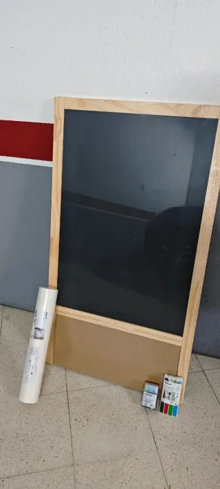 Pizarra caballete con rotuladores y tizas