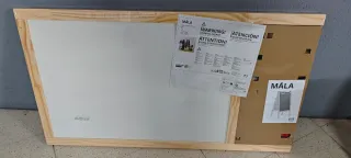 Pizarra caballete con rotuladores y tizas