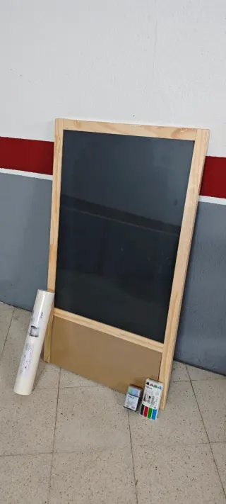 Pizarra caballete con rotuladores y tizas