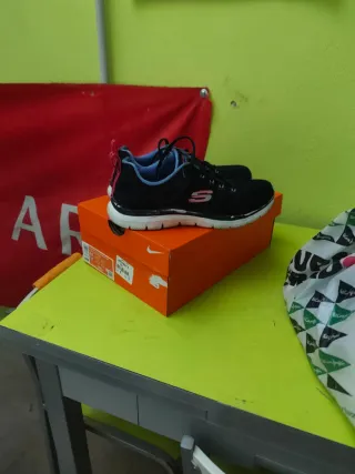 Zapatillas Skechers Mujer Negras y Rosas