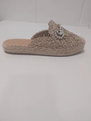 Sandalias planas de yute con pedrería