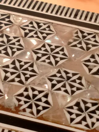 Cajita de madera con marquetería