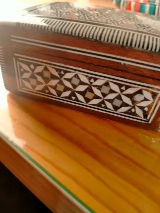 Cajita de madera con marquetería