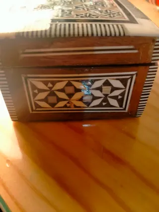 Cajita de madera con marquetería