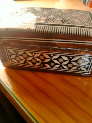 Cajita de madera con marquetería