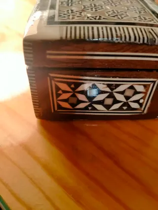 Cajita de madera con marquetería