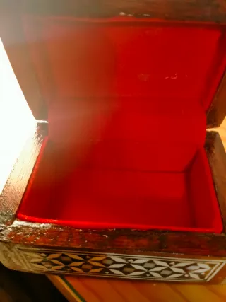 Cajita de madera con marquetería