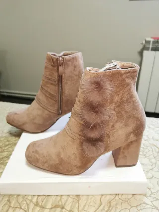 Botines beige con pompones