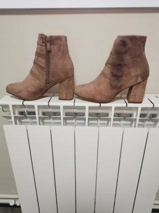 Botines beige con pompones