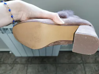 Botines beige con pompones