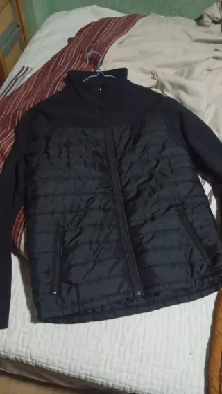 Chaqueta de invierno negra acolchada