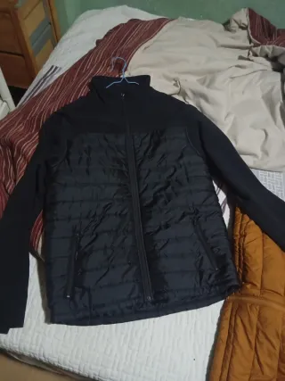 Chaqueta de invierno negra acolchada