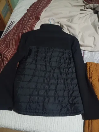 Chaqueta de invierno negra acolchada