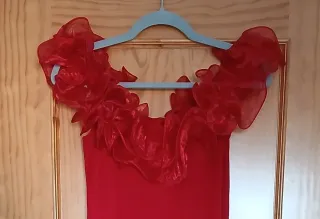 Vestido de fiesta rojo con volantes