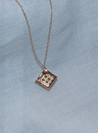 Collar y colgante de oro con diamantes