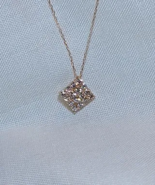 Collar y colgante de oro con diamantes