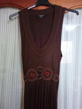 Vestido maxi marrón sin mangas con abalorios