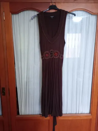 Vestido maxi marrón sin mangas con abalorios