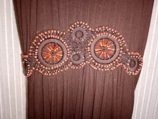 Vestido maxi marrón sin mangas con abalorios