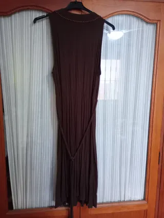 Vestido maxi marrón sin mangas con abalorios