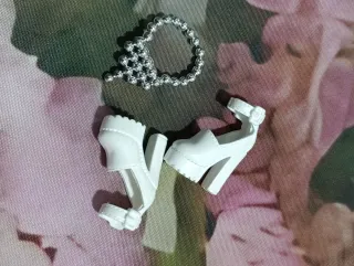 Zapatos y collar muñeca Barbie