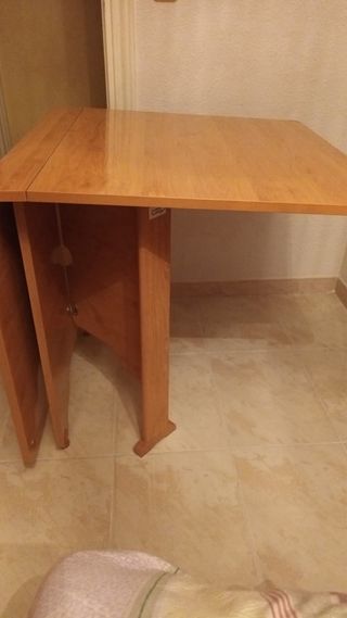 Mesa de madera con alas abatibles