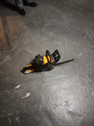 Motosierra Naranja y Negra