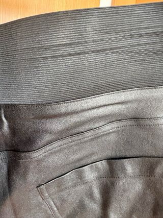 Pantalón negro efecto piel