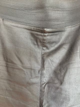 Pantalón negro efecto piel